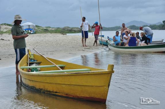 Os populares barqueiros da Guarda do Embaú, litoral sul de Santa Catarina